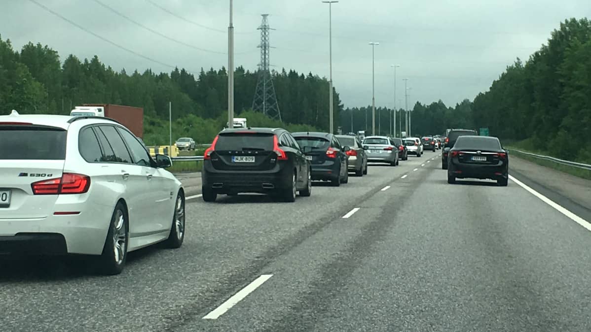 Autoja nelostiellä juhannusaattona.