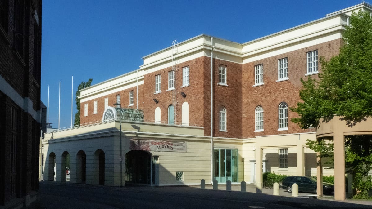 Oulun taidemuseo ulkoapäin kesällä 2020.
