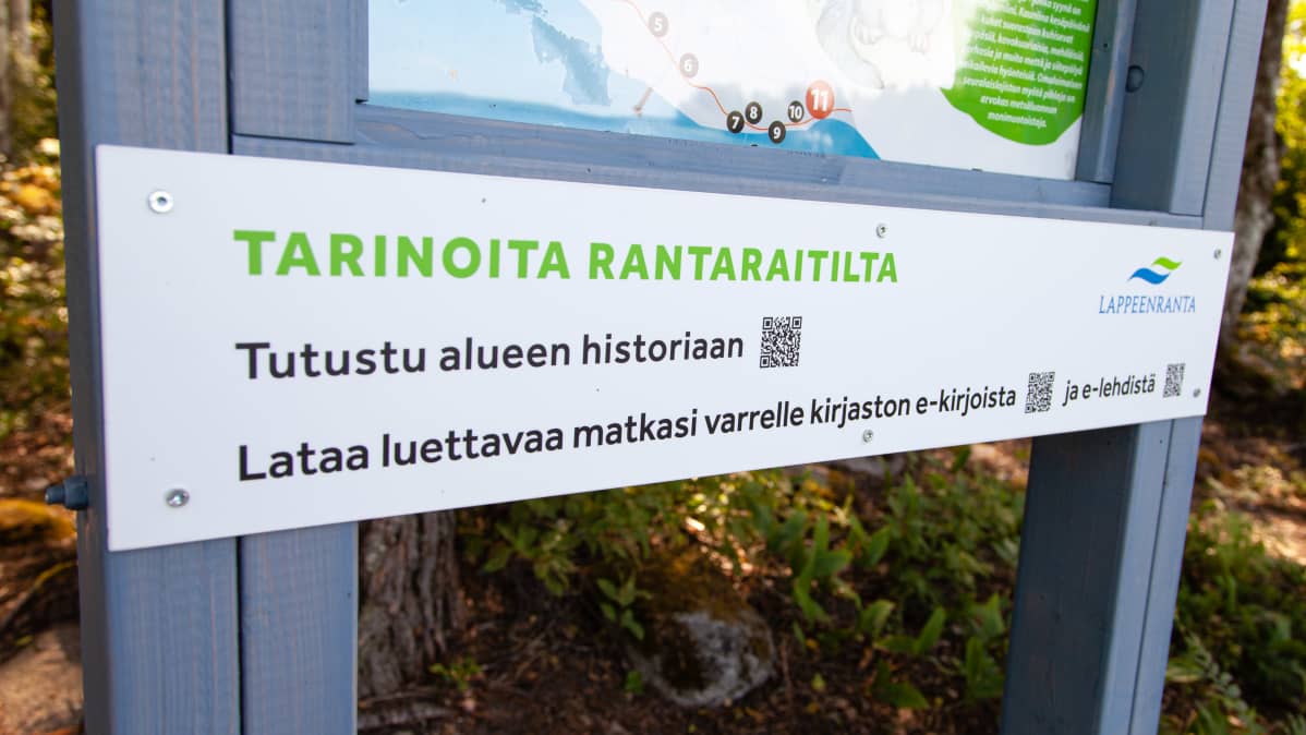 Lappeenrannan rantaraitilla olevassa info-taulussa on qr-koodeja, joista saa puhelimella lisätietoja.