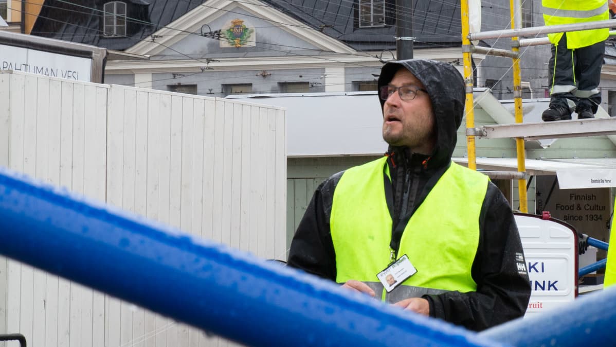 Petri Metsälä katselee ylös asennettuja lokkisiimoja.