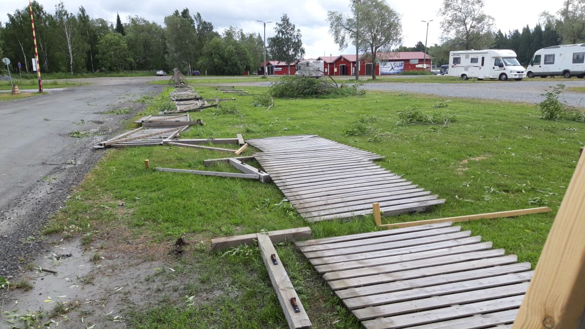 Kuvassa on Päivö-myrskyn kaatamia ja rikkomia aitoja Joensuun Jokiaseman läheisyydessä.