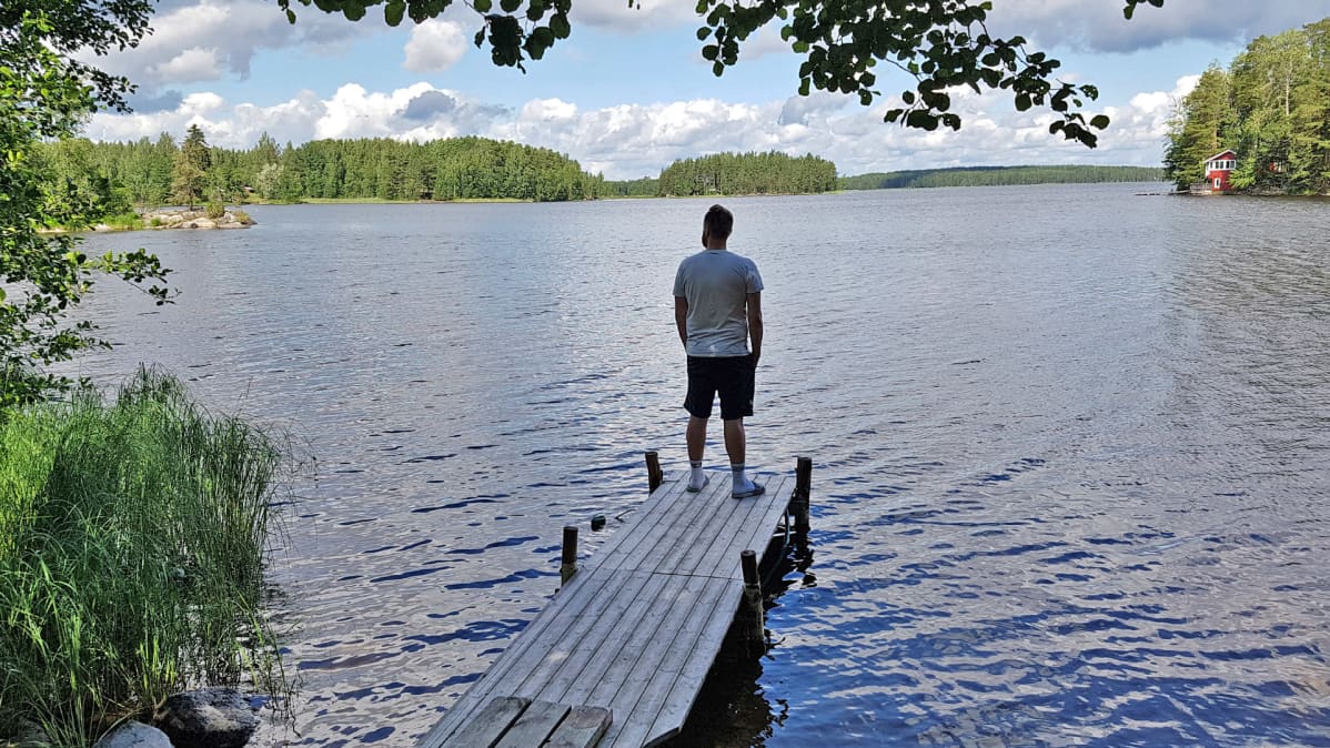 Teemu Leinonen seisoo laiturilla