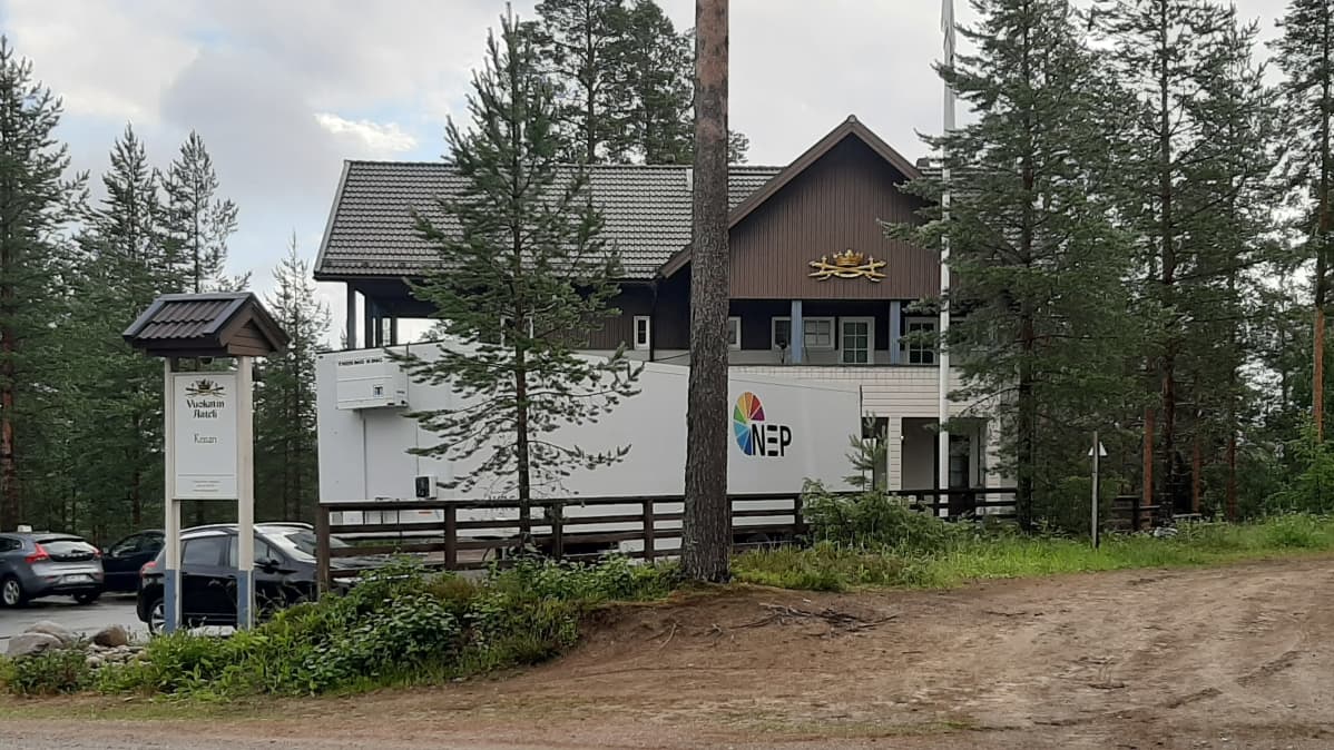 TV-tuotantoon viittaava rekka Vuokatin Aatelin pihassa.