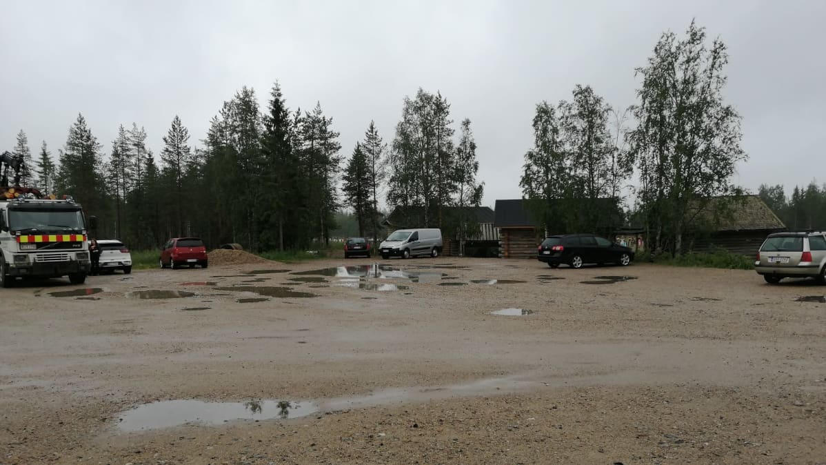 Parkkipaikka Suomussalmella.