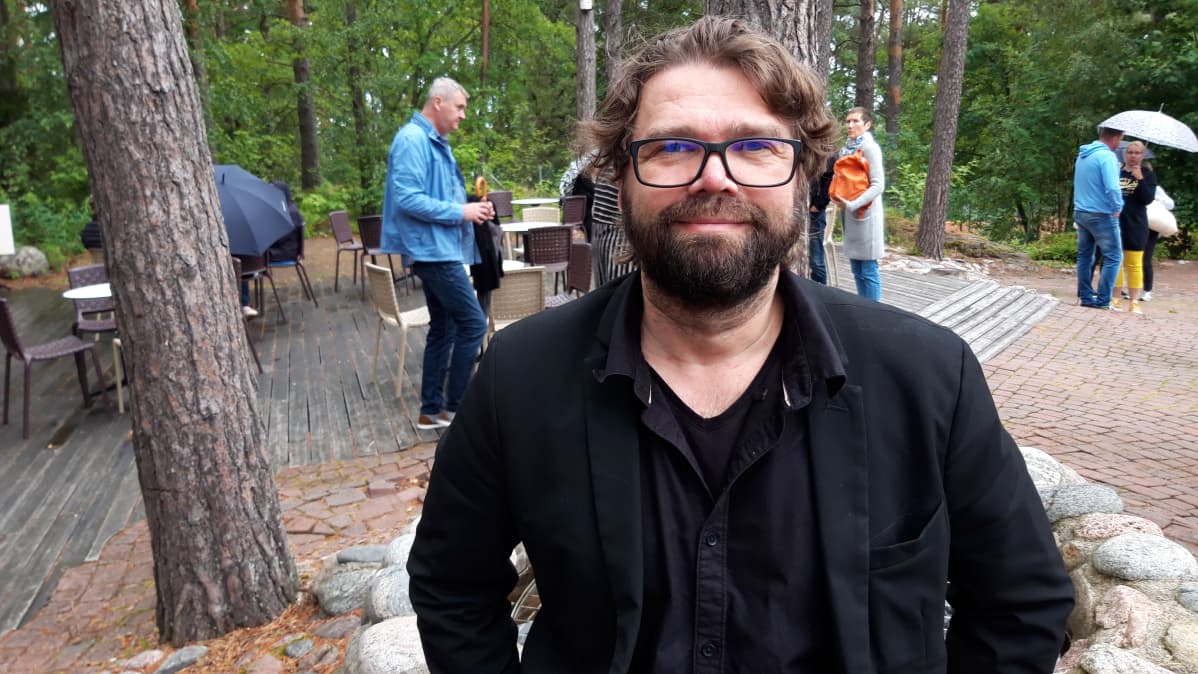 Ohjaaja Mikko Kouki Naantalissa Emma-teatterin pihalla.