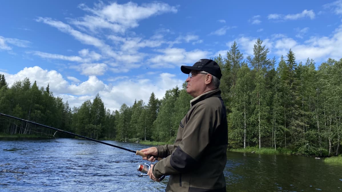 Kuusamon Uistimen toimitusjohtaja Kimmo Korpua kalalla.