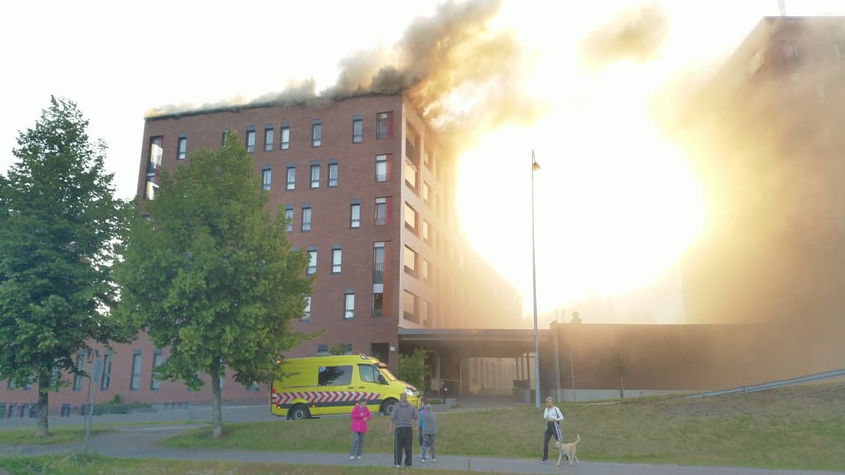 Jyväskylän Palokkaassa palaa kattohuoneisto.