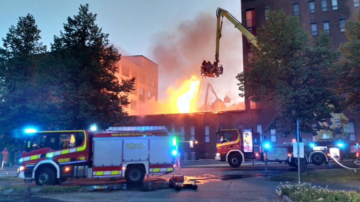 Jyväskylän Palokkaassa palaa kerrostalo.