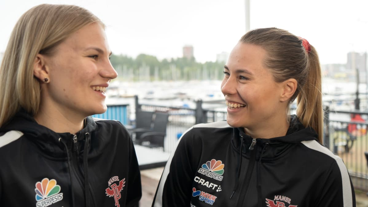 Senni ja Emma Sallinen tavoittelevat mestaruutta Manse PP:n paidassa.