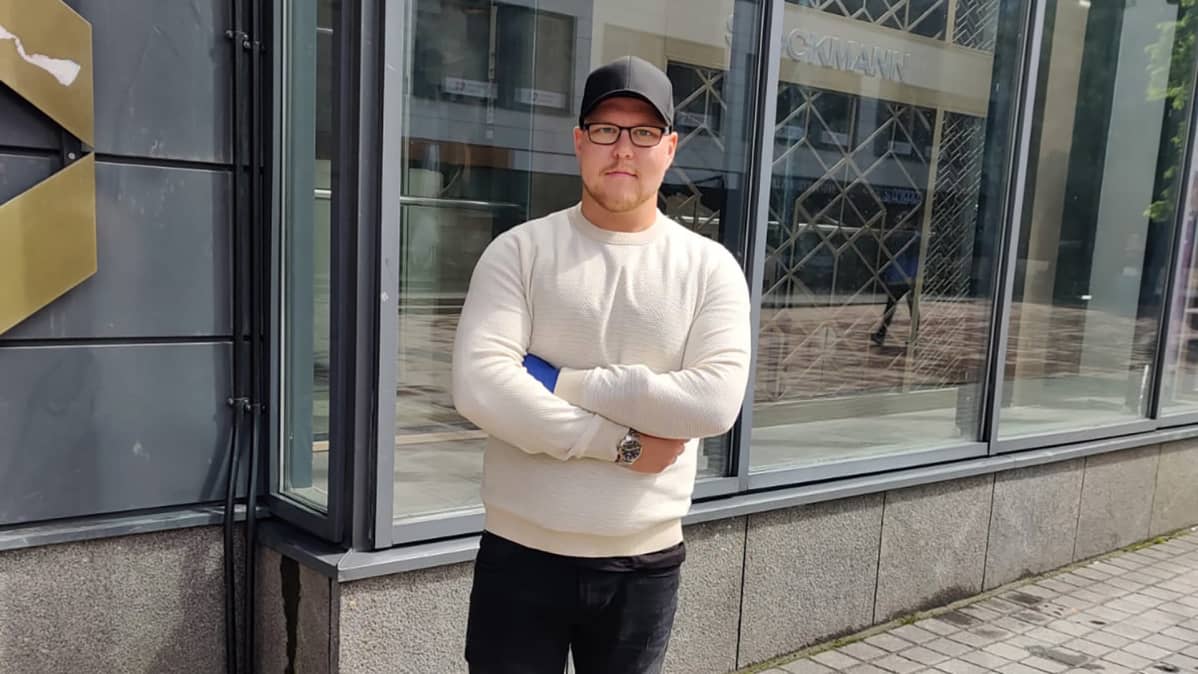 Jussi Pesonen seisoo rakennuksen edessä Joensuun keskustassa.