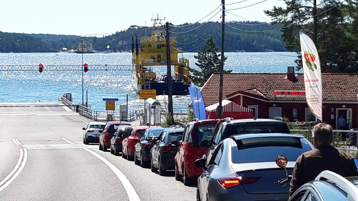 Autojono Paraisten ja Nauvon väliselle lautalle.