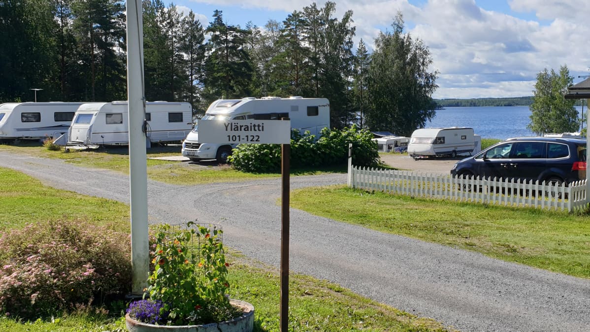 Asuntovaunuja camping-alueella.