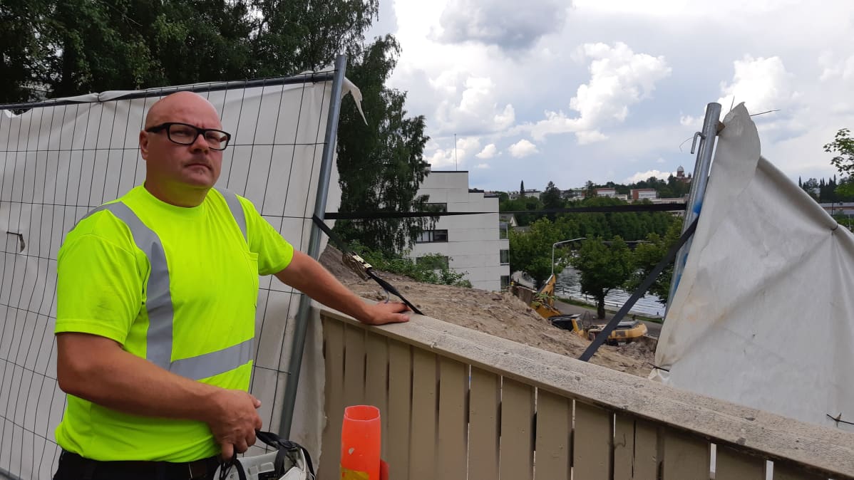 Purkutyönjohtaja seisoo puretun rakennuksen edessä Lappeenrannassa.