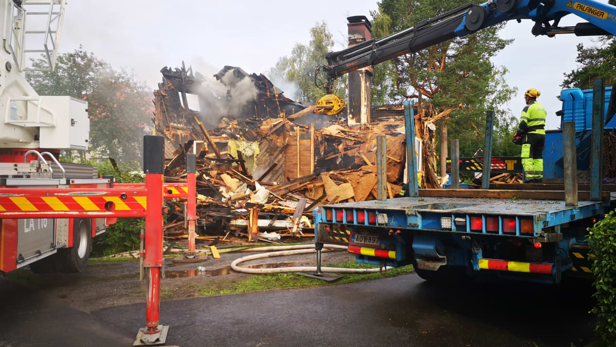 Palokunta sammuttamassa omakotilalon paloa Kemissä