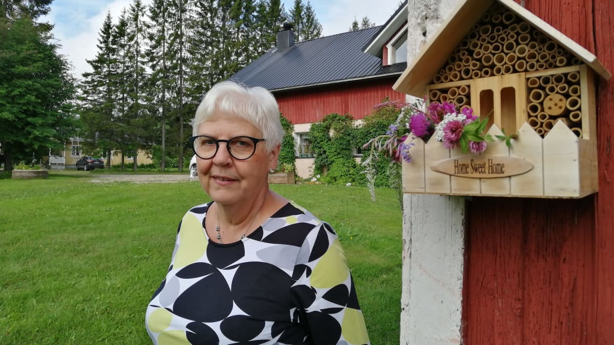Irja TIkkanen hyönteishotellin vieressä.