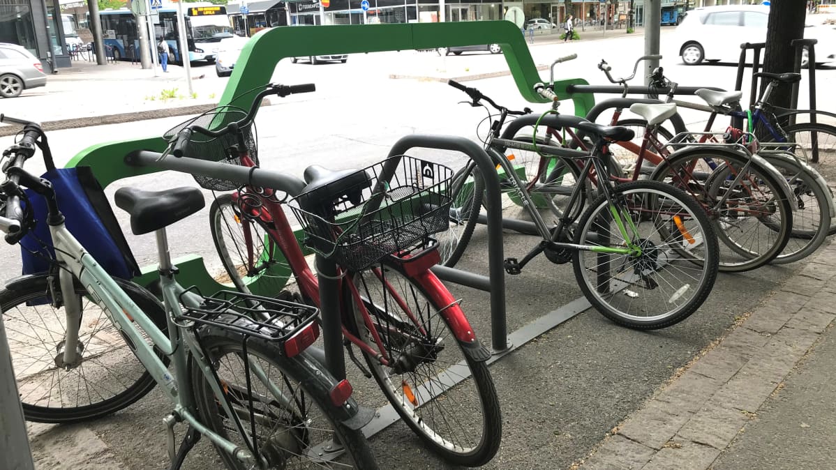 Polkupyöriä telineessä Lahden keskustassa Vesijärvenkadulla