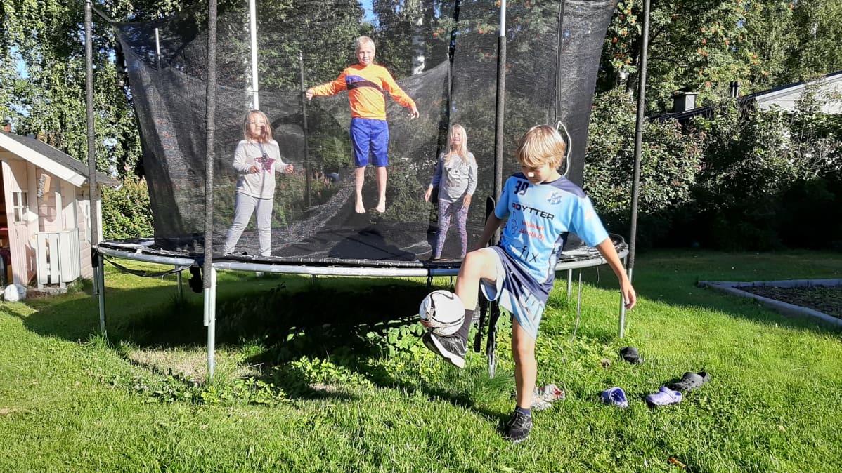 Lyytikäisen lapset trampoliinissa