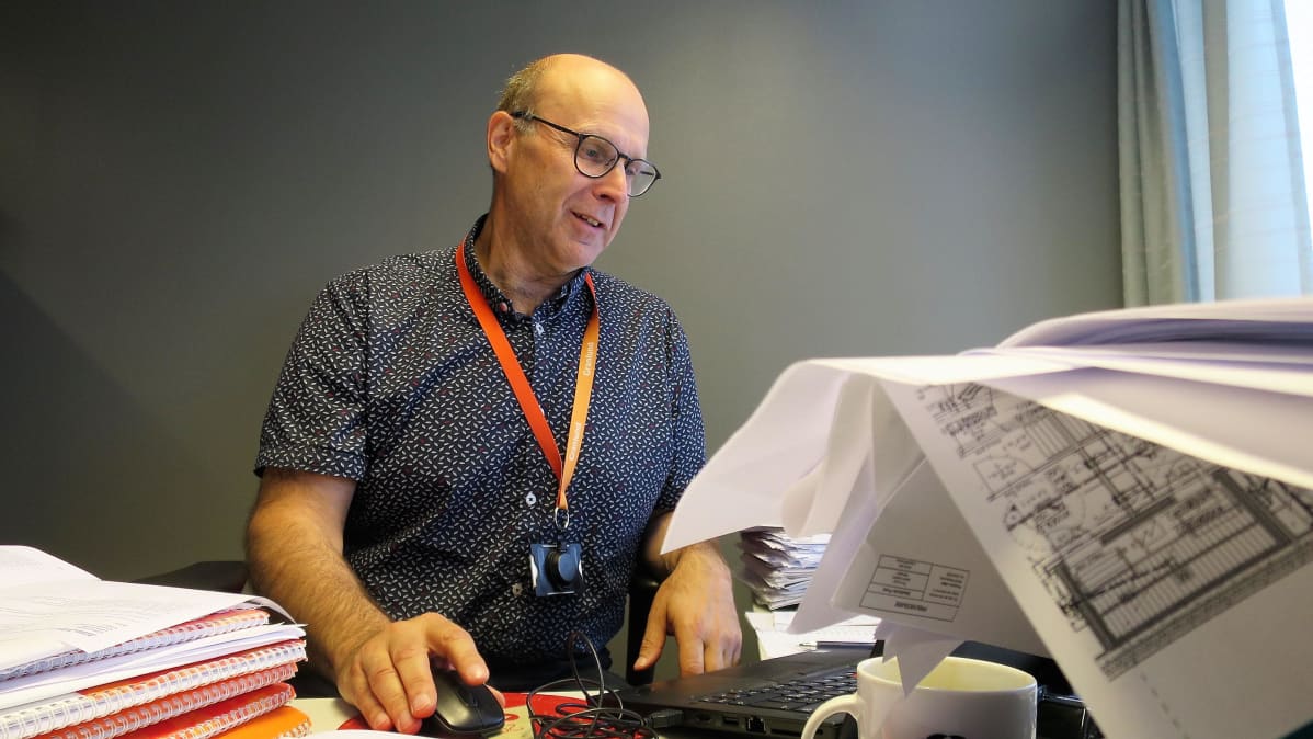 Riihimäen kaupunginvaltuuston puheenjohtaja, kokoomuksen Riku Bitter työhuoneessaan.