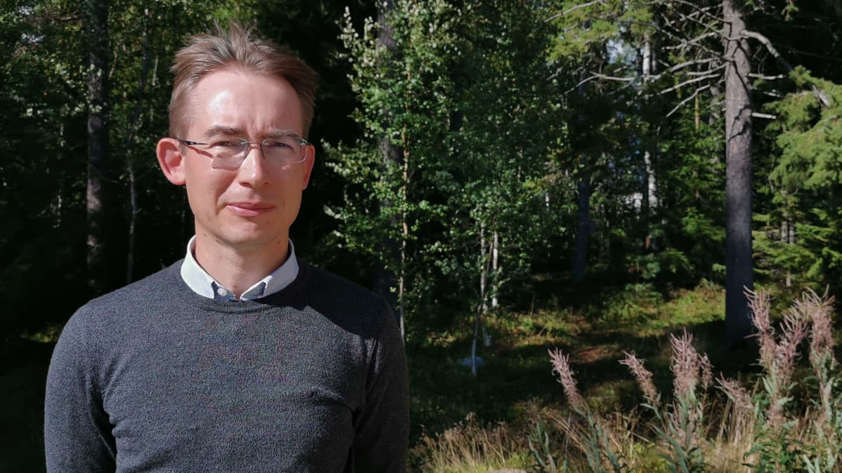 Luonnonvarakeskuksen tutkija Lari Venerantaseisoo metsän reunalla