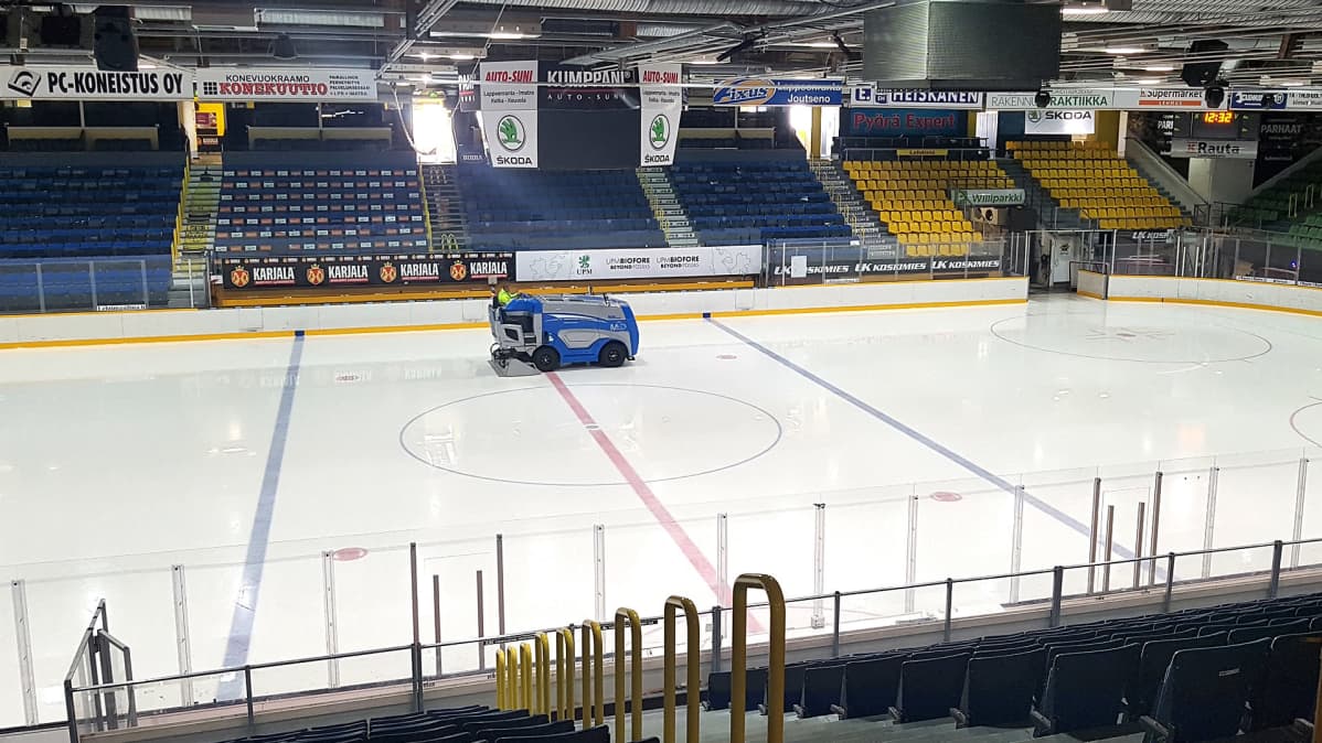 Jäänhoitokone ajaa kisapuiston kenttää