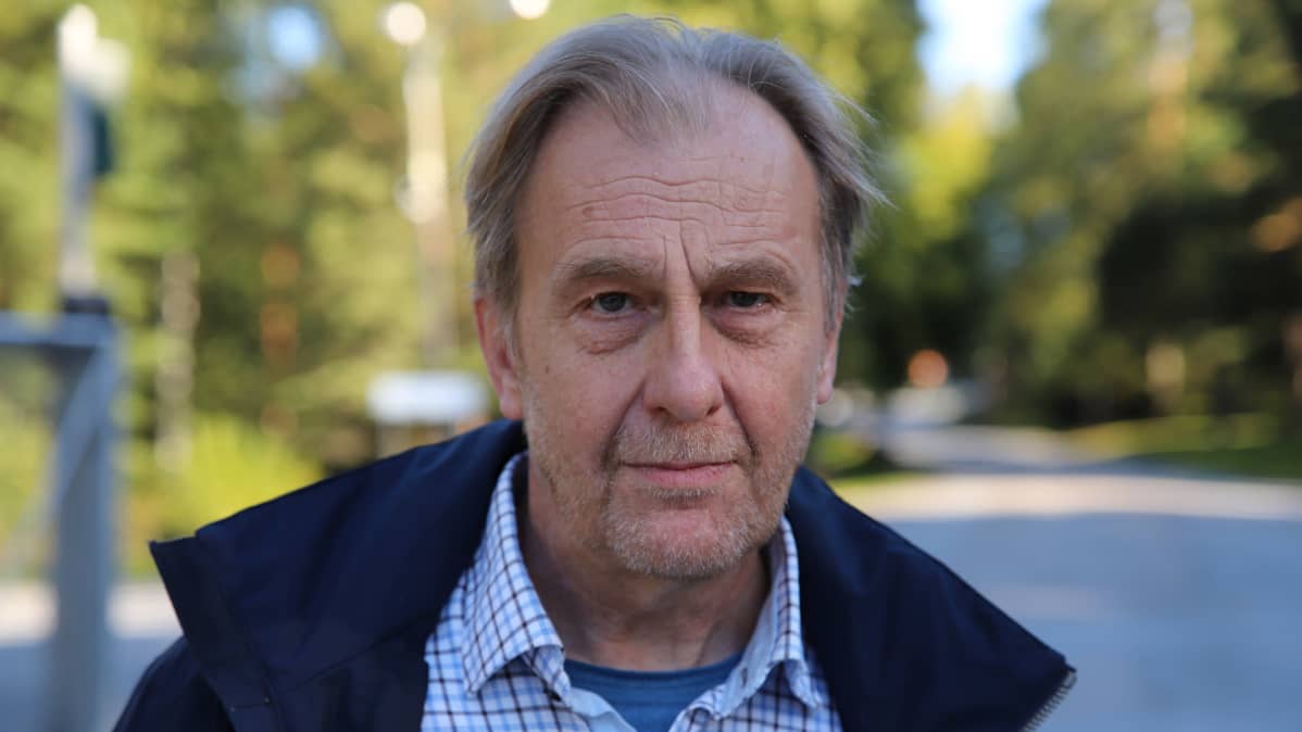 Vaasan kaupungin ympäristötoimen johtaja Christer Hangelin lähikuvassa Kemiran portin edustalla Vaasassa.