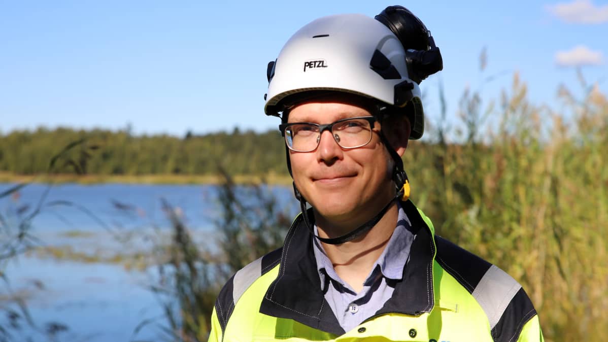 Kemiran projektipäällikkö Teemu Mattila seisoo Vaasan tehdasalueella, lähikuva.