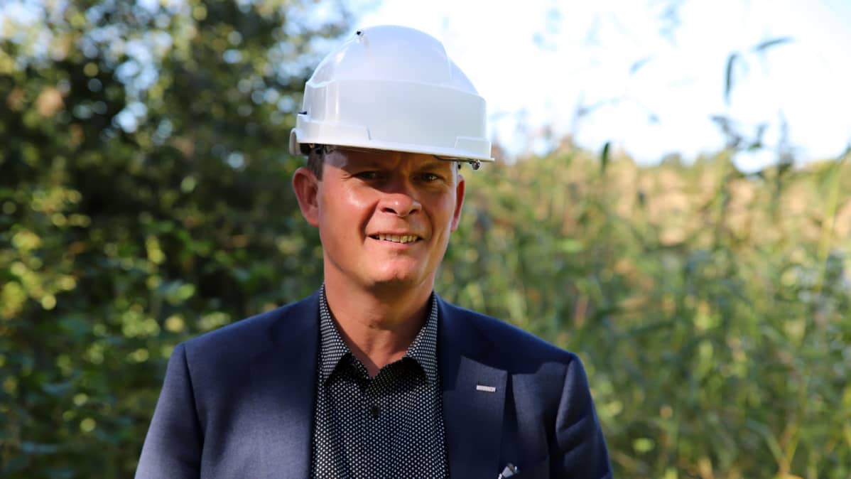Kemiran viestintäjohtaja Tero Huovinen seisoo työmaakypärä päässä Vaasan entisellä tehdasalueella. Lähikuva