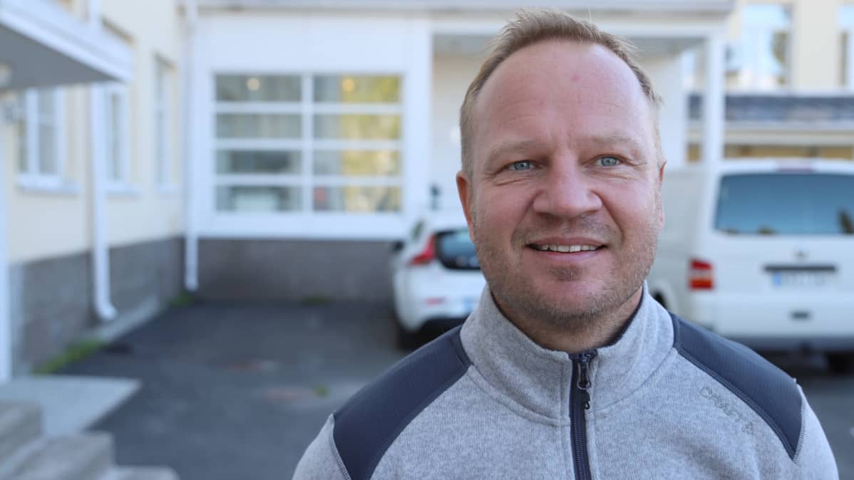 Pekka Tiitinen Ammattiopisto Lappia hyvinvointialan sisäpihalla.