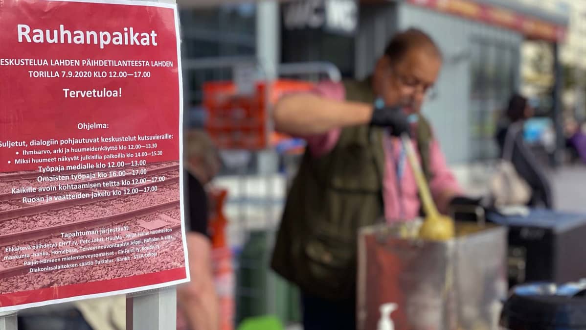 hernekeittoa jaetaan lahden torilla