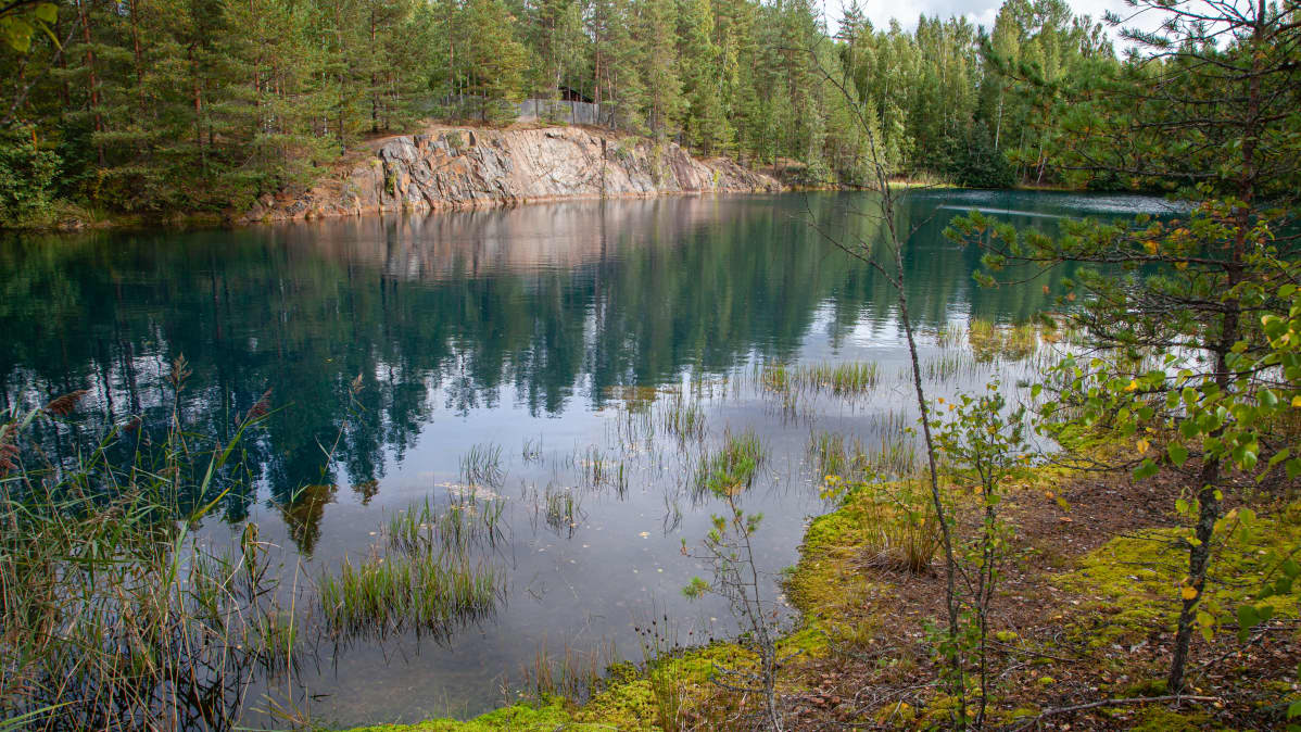 Telkkälän vanha avolouhos on täyttynyt vedellä.