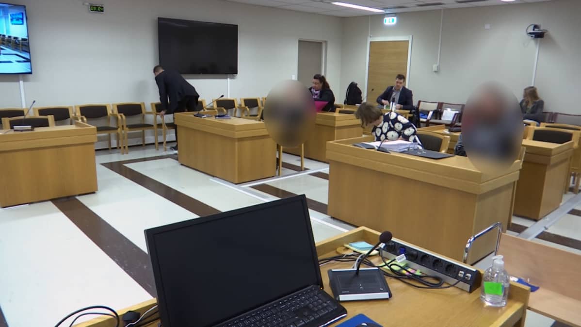 Koirasusien kasvattamisesta syytettyjä ja lakimiehiä Hämeenlinnan käräjänoikeudessa.