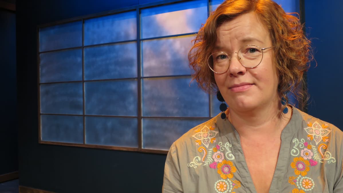 Riihimäen teatterin taiteellinen johtaja Olka Horila teatterikulissien edessä