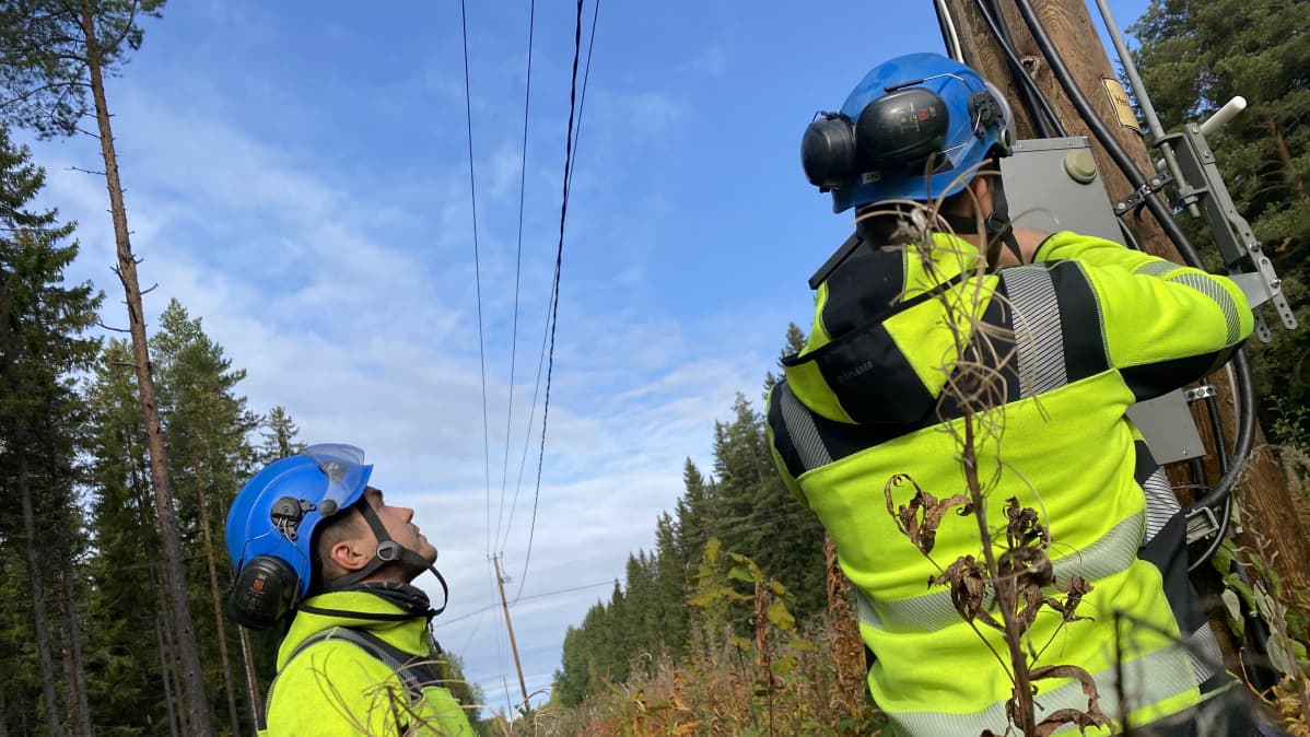 Asentajia korjaamassa myrskyn rikkomaa sähkölinjaa