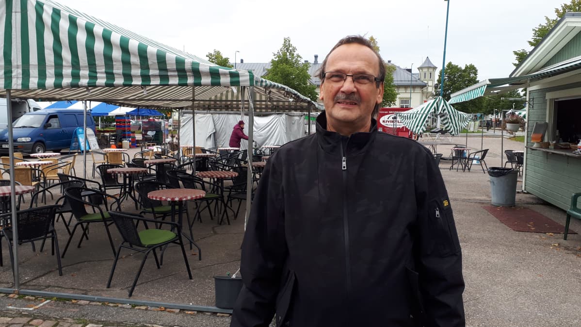 Taisto Romppainen Kajaanin kauppatorilla.