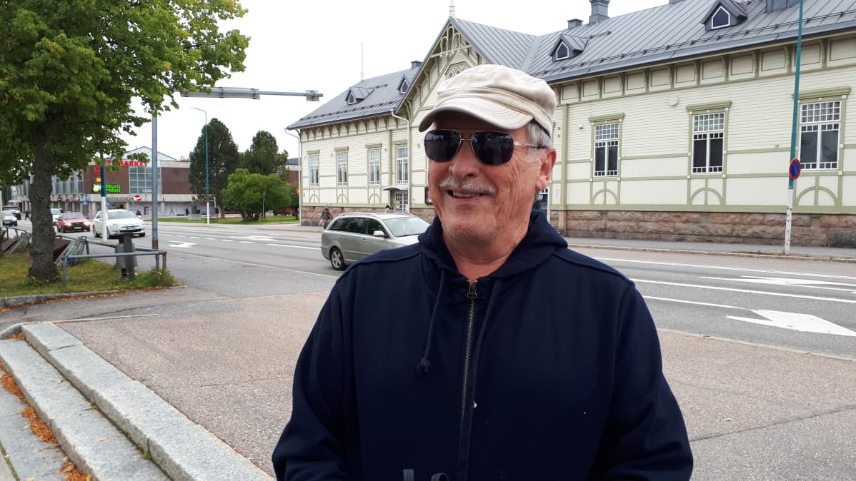 Veikko Korhonen Kajaanin Kaupunginteatterin edustalla.