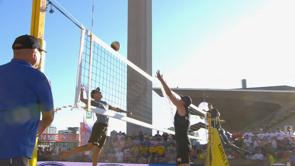 Jyrki Nurminen tekemässä hyökkäyslyöntiä vuoden 2020 beach volleyn sm loppuottelussa.