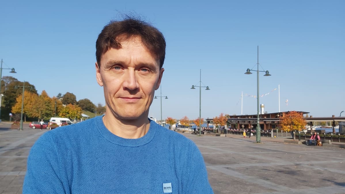 Kokoomuksen valtuutettu Jyri Hänninen seisoo Lappeenrannan satamassa.