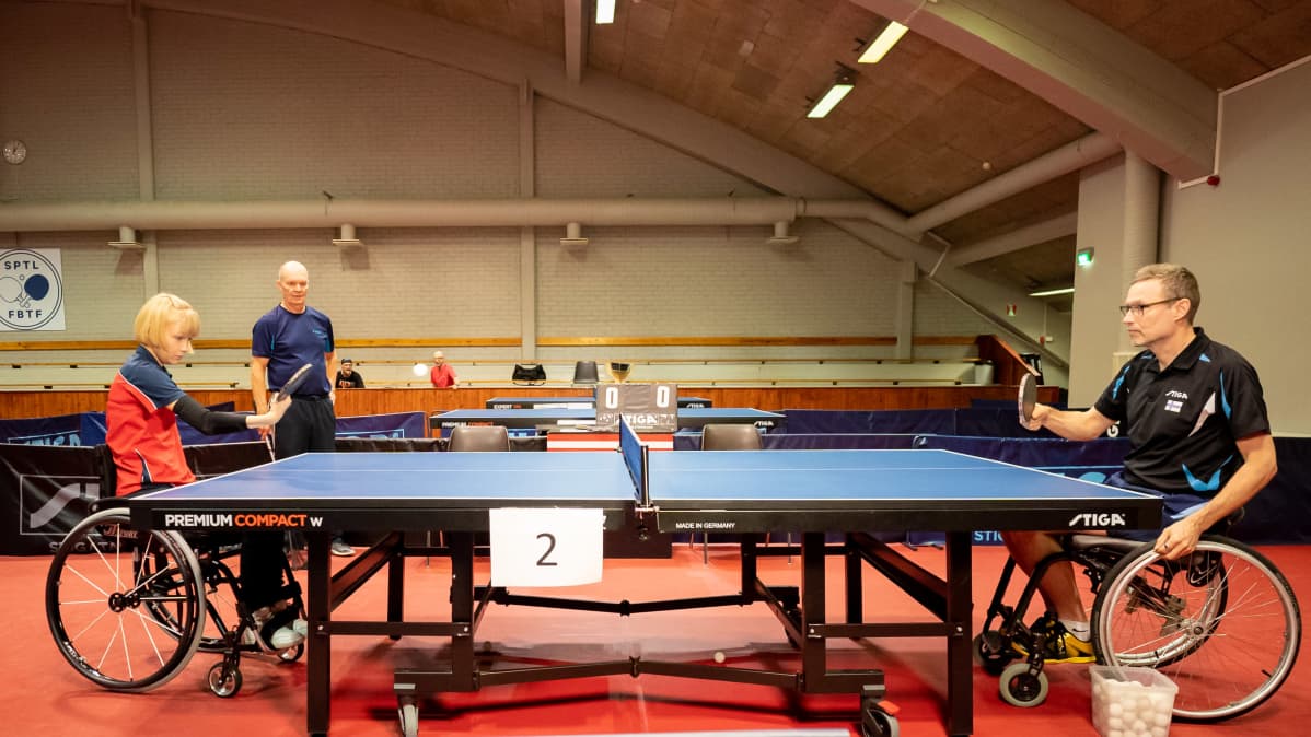 Aino Tapola harjoittelee valmentajansa kanssa.