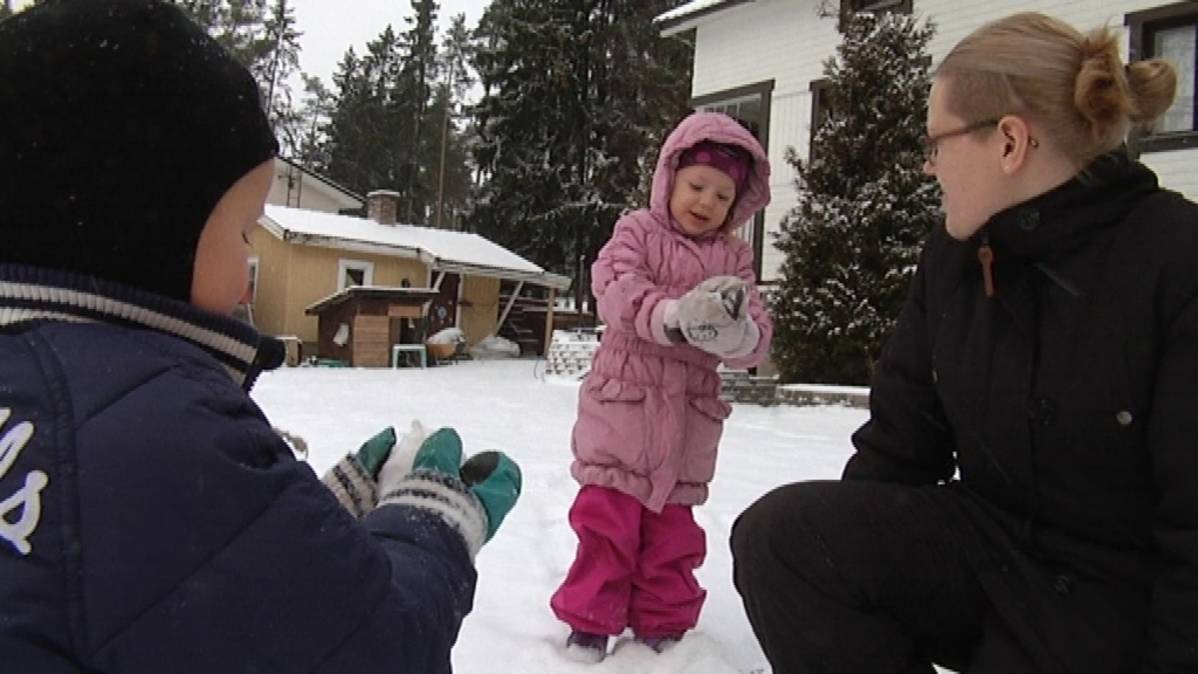 Max, Milana ja Anna-Liisa lumileikeissä.