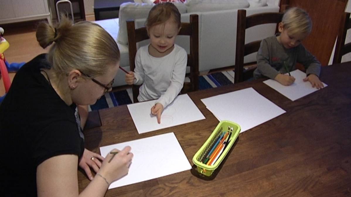 Anna-Liisa, Milana ja Max piirtämässä.
