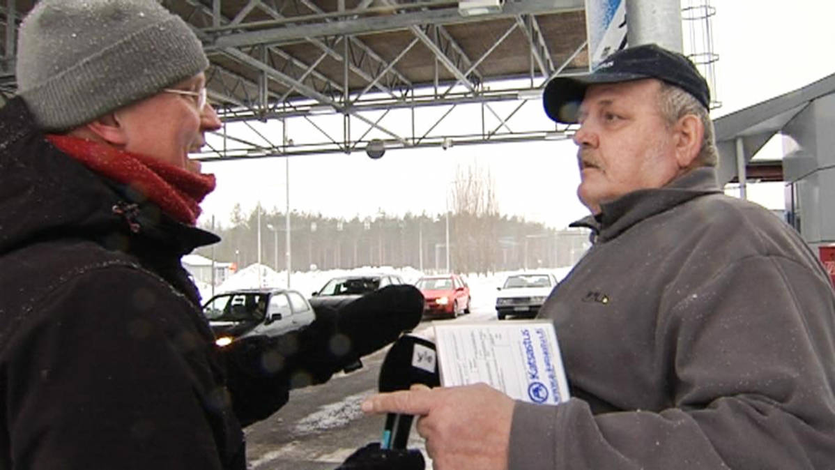 Toimittaja haastattelee Reijo Karppasta.