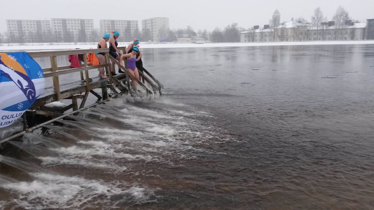 Oulun Talviuimarit ry:n viisihenkinen naisjoukkue harjoittelee Tuiran uimarannalla talviuinnin MM-kisoihin.
