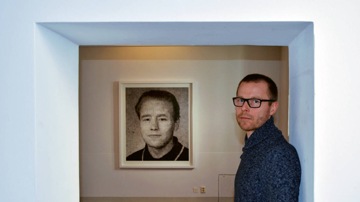 Valokuvaaja Harri Pälviranta sanoo, että Suomessa keskustelu aseista on poteroitunut.