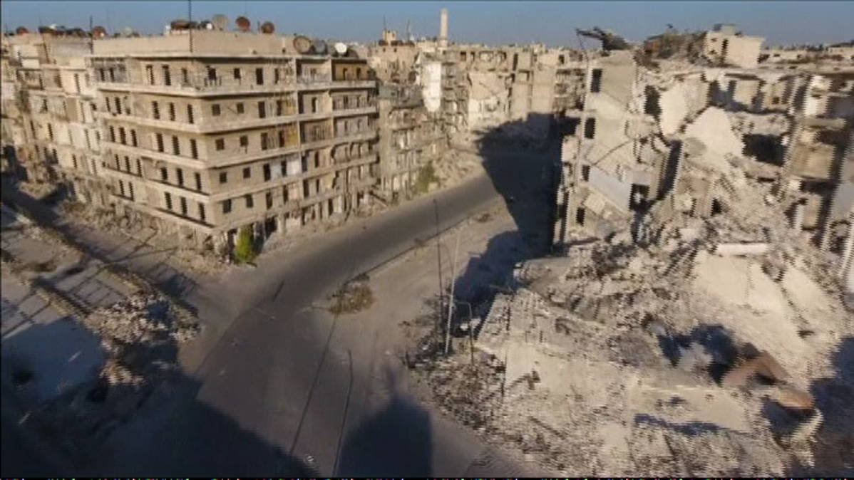 Kuvassa näkyy pommituksissa romahtanut rakennus Syyrian Aleppossa. 