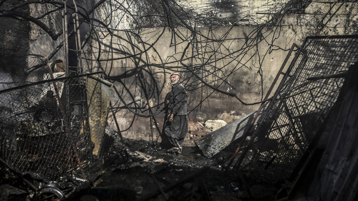 Syyrialainen Abu Suobhi Ooyun tutkii pommituksissa tuhoutunutta kotiaan Doumassa 