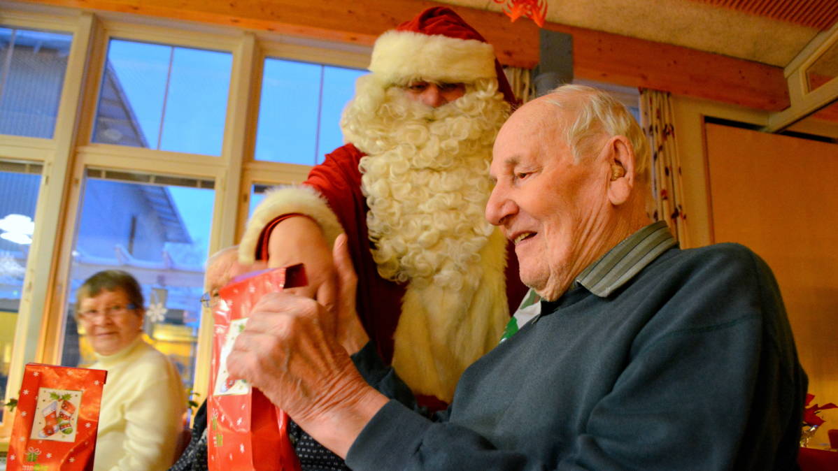 Joulupukki jakaa lahjan Felix Pörhölälle.