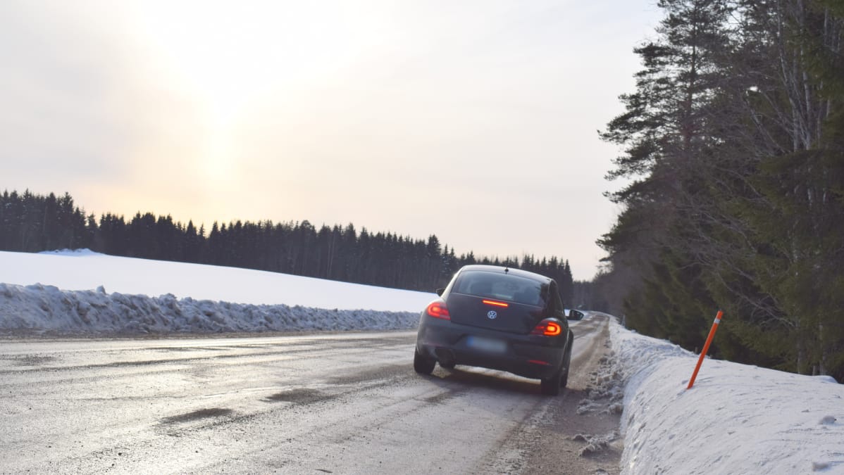 Ulosajot ovat tapahtuneet suoralla tieosuudella, jossa on painanteita.