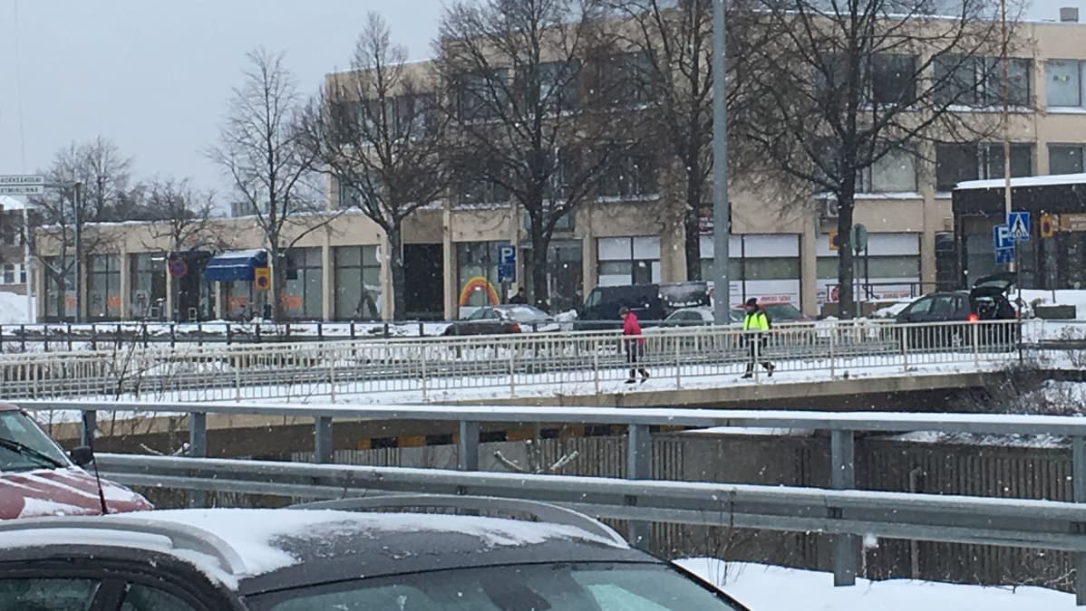 Karhulan kanjoni eli moottoritie halkoo taajaman keskustan