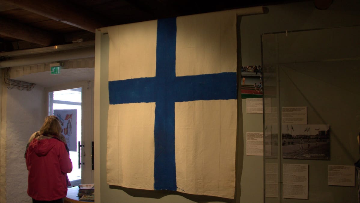 Lasse Viren ympärille kääritty Suomen lippu