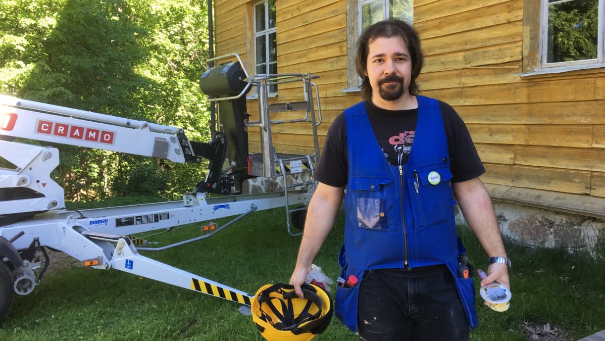 Kaakkois-Suomen ammattikorkeakoulun opiskelija Sami Hämäläinen korjaa Anjalan kartanon ikkunoita.